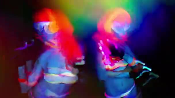 Sexy neon UV-gloed danser — Stockvideo