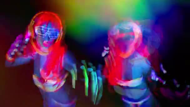 Sexy neon UV-gloed danser — Stockvideo