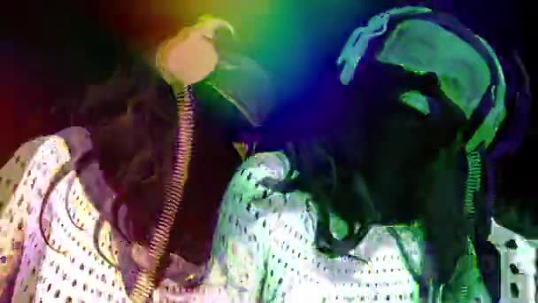 Sexig neon UV-glow dansare — Stockvideo