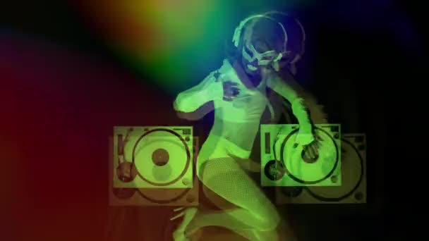 Mulher Djing Roupa Fluorescente Com Luzes Coloridas — Vídeo de Stock