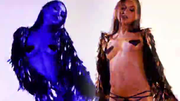 性感的女人在金属闪闪发光的上衣摆姿势 — 图库视频影像