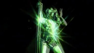 Yüksek topuklu ayakkabı üzerinde dans eden bir kadın. 