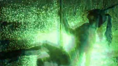 Yüksek topuklu ayakkabı üzerinde dans eden bir kadın. 