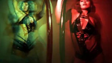 Pilon üzerinde siyah patent mayosuyla dans eden Japon kadın. 