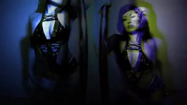 性感的年轻日本女人穿着黑色专利泳衣在塔尖上跳舞 产生了浮躁的效果 — 图库视频影像