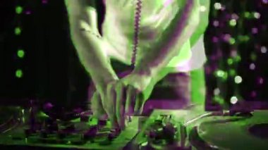 Dj setinde oynayan adamın yakın çekim