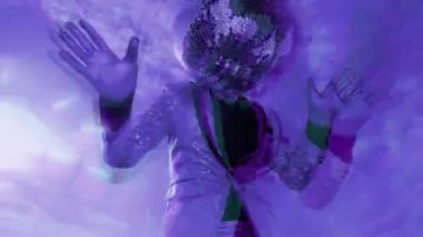 Kafada disko topuyla dans eden adam