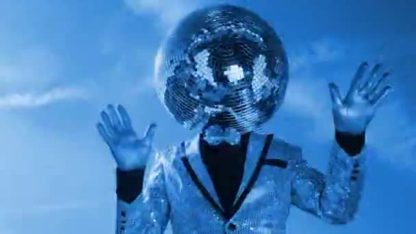 Hombre Bailando Con Bola Disco Cabeza — Vídeo de stock