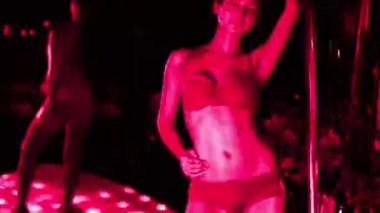 Renkli etkisi ile güzel genç kadın kutup dansçısı