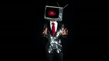 Siyah arka planda baş dans televizyon ile adam