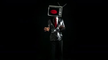 Siyah arka planda baş gesticulating televizyon ile adam