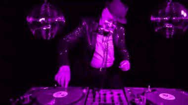 Son sınıf öğrencisi DJ 'lik yapıyor. 