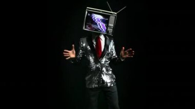 Siyah arka planda baş dans televizyon ile adam