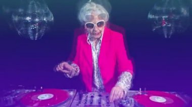 Disko topları karşı djing güneş gözlüğü Kıdemli kadın