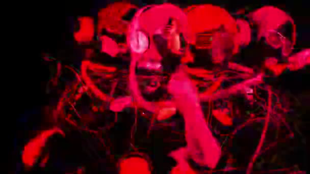 紫外線の下でポーズヘッドフォンとサングラスでセクシーな女性 — ストック動画