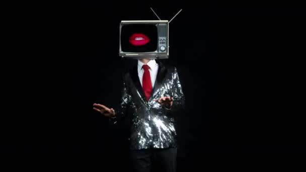 Homme Avec Télévision Sur Tête Gesticulant Sur Fond Noir — Video