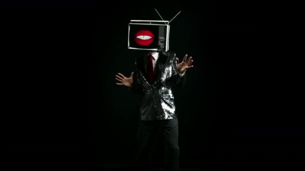 黒い背景の上で頭のダンスにテレビを持つ男 — ストック動画