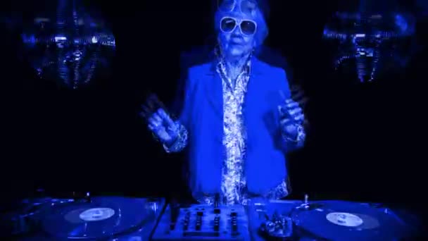 Seniorin Mit Sonnenbrille Tanzt Gegen Discokugeln — Stockvideo