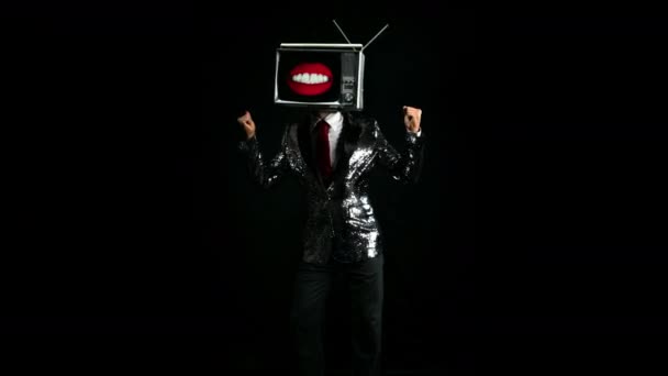 頭の上にテレビを持つ男黒の背景にポーズ — ストック動画