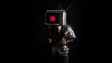 Siyah arka planda baş dans televizyon ile adam