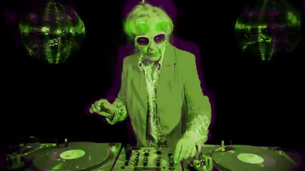 Femme Âgée Lunettes Soleil Djing Contre Des Boules Disco — Video