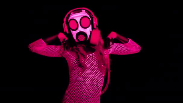 Feminino Movimento Roupas Fluorescentes Máscara Gás — Vídeo de Stock
