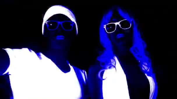 Paar Posiert Fluoreszierender Kleidung Und Sonnenbrille — Stockvideo
