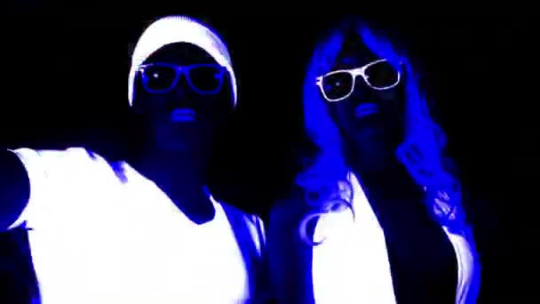 Couple Posing Fluorescent Clothing Sunglasses — Stock Video