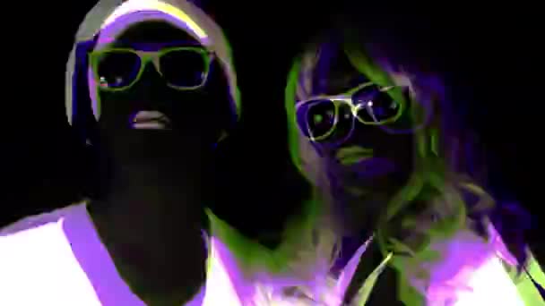 Dvojice Pózující Fluorescenčních Šatech Sluneční Brýle — Stock video