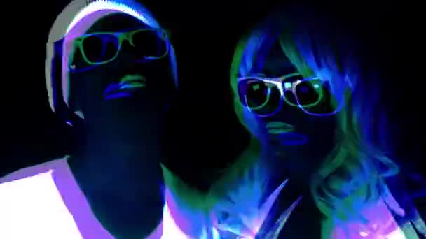 Couple Posing Fluorescent Clothing Sunglasses — Stock Video