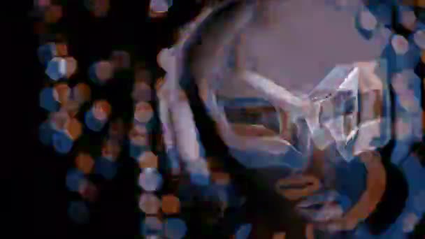 女人跳舞与机器人面具覆盖脸和耳机 失真与视频毛刺效果 — 图库视频影像