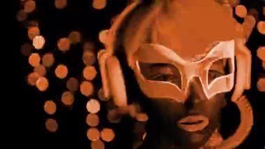 Siyah arka planda maskeli genç bir kadın.