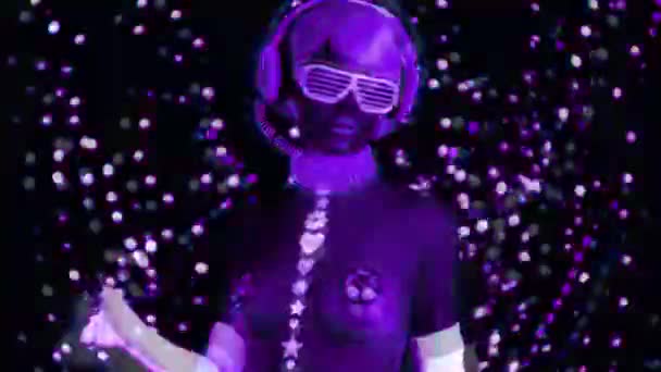 Mujer Sexy Auriculares Gafas Sol Posando Bajo Ultravioleta — Vídeos de Stock
