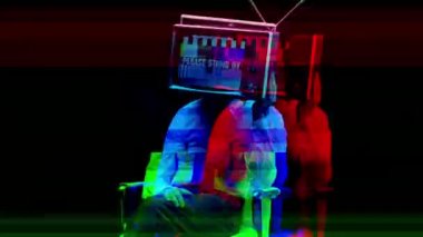 Televizyon başındaki siyah arka plan üzerine olan adam