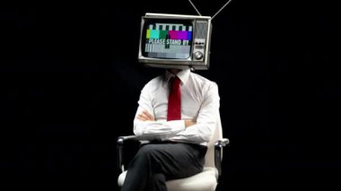 İşadamı ile televizyon başındaki siyah arka plan üzerine