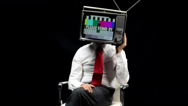 頭に黒い背景にテレビを持つ実業家 — ストック動画
