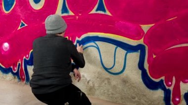 Sanatçı beton duvara aşk etiketi grafiti çizim