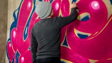 Sanatçı beton duvara aşk etiketi grafiti çizim