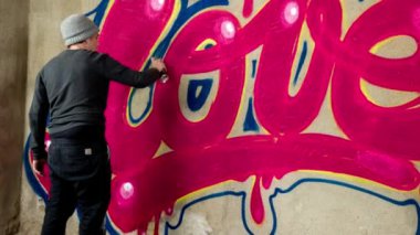 Kelime aşk püskürtme beton duvara grafiti sanatçısı süreci