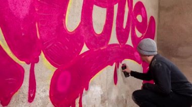 Kelime aşk püskürtme beton duvara grafiti sanatçısı süreci