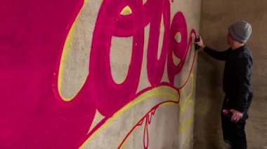 Kelime aşk püskürtme beton duvara grafiti sanatçısı süreci