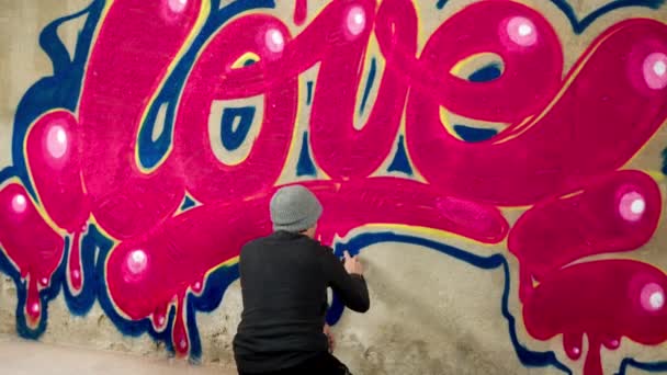 Процес Художника Графіті Розбризкує Слово Любов Бетонній Стіні — стокове відео