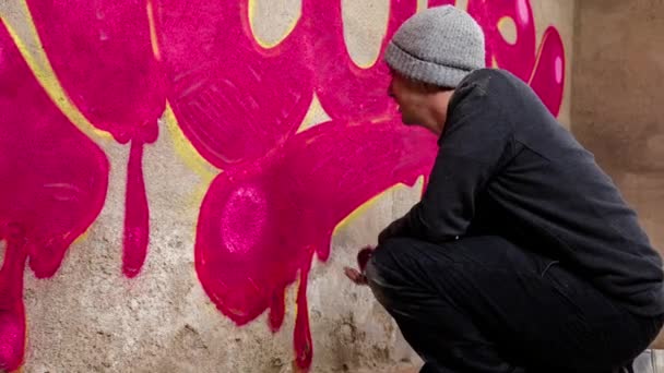 Proces Van Graffitikunstenaar Sproeien Woord Liefde Betonnen Muur — Stockvideo