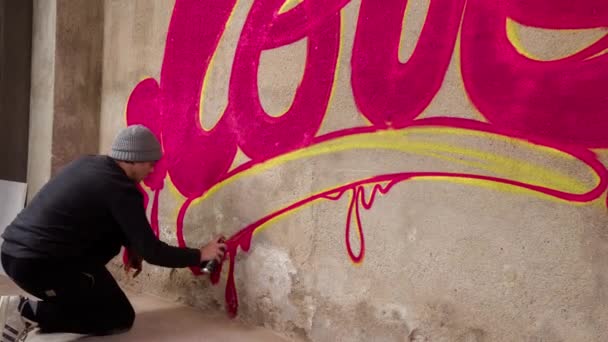 Διαδικασία Του Καλλιτέχνη Γκράφιτι Ψεκασμού Λέξη Αγάπη Στο Τσιμεντένιο Τοίχο — Αρχείο Βίντεο