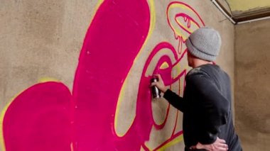 Kelime aşk püskürtme beton duvara grafiti sanatçısı süreci