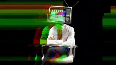 Televizyon başındaki siyah arka plan üzerine olan adam