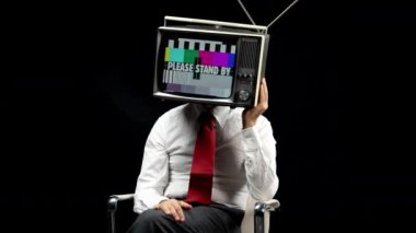 İşadamı ile televizyon başındaki siyah arka plan üzerine