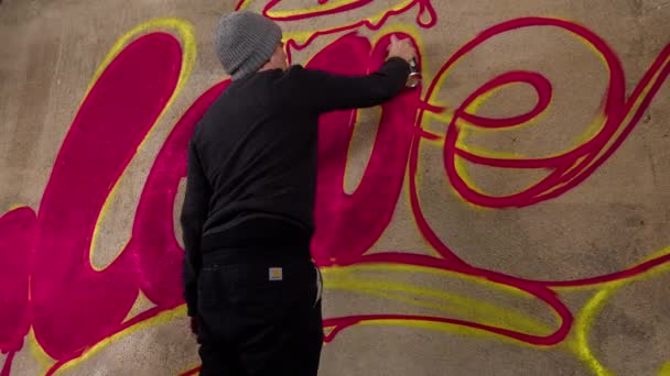 Processen För Graffitimålare Besprutning Ordet Kärlek Betongvägg — Stockvideo