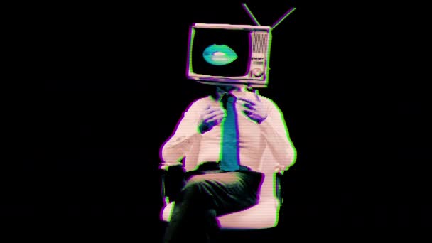 Siyah Arka Planda Baş Gesticulating Televizyon Ile Adam — Stok video
