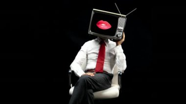 Siyah arka plana karşı kafa televizyonu olan adam